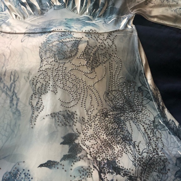 A figure hugging yet still dazzling swish of a fun blue & white flowered dress! - Picture 5 of 8